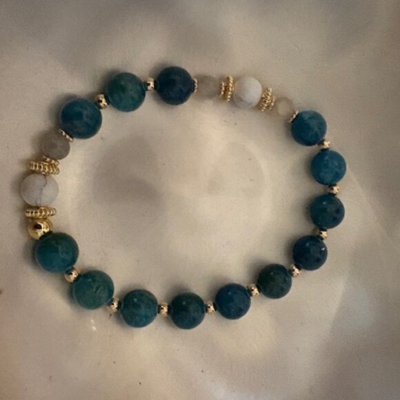 beautiful beaded gemstone bracelet elegantly presented in a gift box - Picture 1 of 4